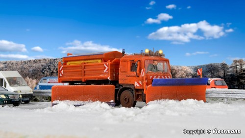 Camion spazzaneve man con - spazzaneve,